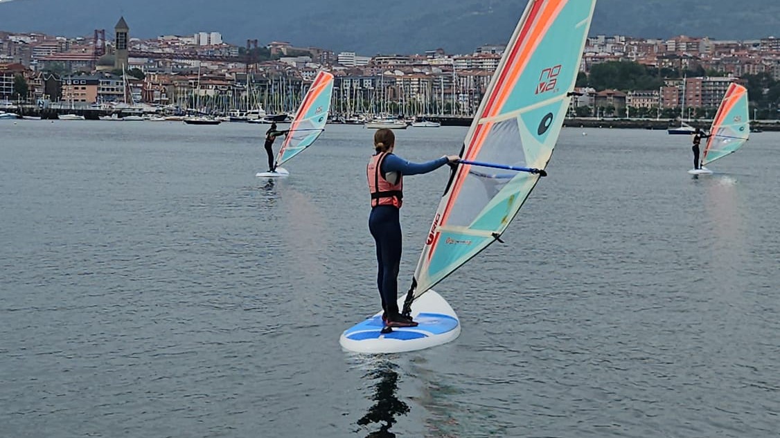 campamentos_de_verano_en_vizcaya_windsurf-udalekua-campamento-de-windsurf