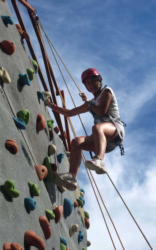 Niños en actividad de escalada del campamento Boletus