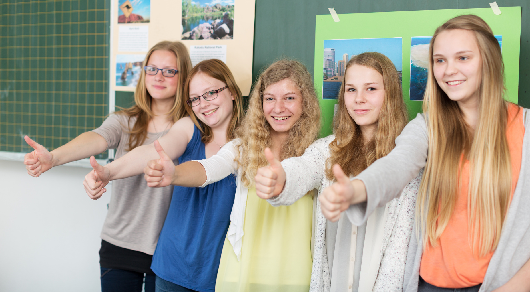 Schülerinnen halten den Daumen hoch
